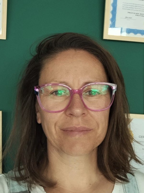 Portrait de Lydie Bourdon dans son cabinet